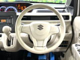 インテリアに合わせたデザインのステアリングは、運転される方のことも考え、運転しやすい形状、大きさです。是非一度、実際に触ってお確かめください。