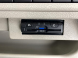 【ETC】有料道路を利用する際に料金所で停止することなく通過できる、ETC車載器(ノンストップ自動料金収受システム機器)が装備されています。セットアップを行うことで利用可能になります。