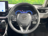 インテリアに合わせたデザインのステアリングは、運転される方のことも考え、運転しやすい形状、大きさです。是非一度、実際に触ってお確かめください。