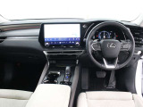 ドライバーが運転操作に集中できるコックピット思想、「タズナコンセプト」が取り入れられたインテリアとなっています。