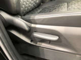運転席シート座面は上下アジャスター付きです。お好みの位置に調整可能です。