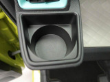 カップホルダーは運転席や助手席からちょうど手の届く位置です!!