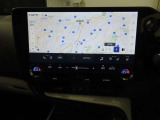 【ナビ】地図画面などをフルスクリーンで表示できるナビゲーションシステム。より精度の高いルート探索や渋滞回避ルートの案内など、快適な運転を支援する情報の入手が可能となります。