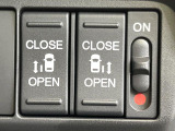 【両側パワースライドドア】スマートキーや運転席のスイッチで後席両側スライドドアの開閉が可能♪電動だから力を入れてドアを開ける必要が無く、小さなお子様でも簡単に開け閉めでき快適です♪