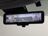 【インテリジェントルームミラー】後方に設置されたカメラの映像がルームミラー型の液晶画面に送出されます。トランク内の荷物が満載でも、視界が妨げられることはありません。