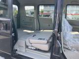 リヤシートを潜り込ませて倒せますので、荷室をより広くお使いいただけます。