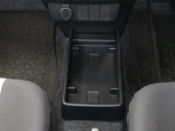 センターフロアトレイ。ティッシュ箱を置いた下にも携帯電話などを収納できる空間があります。さり気ない気遣いを感じられます。