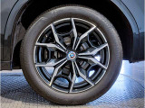 【BMWアロイホイル】軽量かつ強度に拘ったアロイホイル。走行性能ポテンシャルを引き出す設計。車の足元を引き締めてくれる大きなポイントはアロイホイルです。