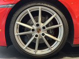 オプション設定の20/21インチCarrera Sホイール(カラークレストホイールセンターキャップ付き)