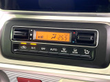 【オートエアコン】一度お好みの温度に設定すれば、車内の温度を検知し風量や温度を自動で調整。暑い&hellip;寒い&hellip;と何度もスイッチ操作をする必要はありません。快適な車内空間には必須の機能ですね♪