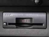 コンソール内一体型のビルトインETC装備!見た目の部分も良いですが、ETCカードの盗難防止になる設置箇所です!料金所の渋滞回避!時間帯・日によって料金の軽減を受けられます!ストレス知らずのドライブ!