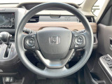 インテリアに合わせたデザインのステアリングは、運転される方のことも考え、運転しやすい形状、大きさです。是非一度、実際に触ってお確かめください。