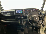 運転席周りのレイアウトをご覧ください。ナビゲーションが綺麗に装着されすっきり収まってますね!