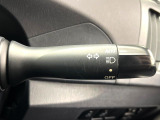 【オートライト】周りの明るさに応じて自動でヘッドライトの点灯・消灯ができる機能です!ライトの付け忘れ・消し忘れなどが無くなり、雨の日や夕方の走行も安心!トンネル通過時も便利ですね♪