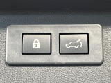 【パワーバックドア】スマートキーや運転席のボタンを押すだけでリアゲートが自動で開閉します!荷物を持っている時や、高い位置にあるバックドアを閉める際に便利な機能です♪
