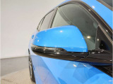 【BMWミラー】視認性の高いスタイリッシュなミラー。自動防眩機能も付いており夜間のドライビングをサポートします。