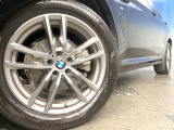 ●純正19インチアルミホイール:輸入車ならではの卓越した走りを支えるホイールと足回りです!日本車の走りに慣れている方にもぜひ体感して頂きたいほど、高いレベルでまとまっています!