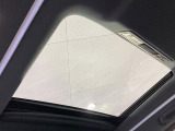 【サンルーフ】開放感たっぷりの希少装備、サンルーフが装着されています!車内に明かりを取り入れたり景色を楽しむ以外にも、車内の空気も簡単に換気できて快適です!