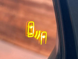【ブラインドスポットモニター】走行中、ドアミラーの死角になりやすい箇所に後続車が接近するとサイドミラーのレンズに警告を表示!ドライバーに注意喚起をしてくれます。