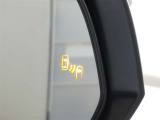 ブラインドスポットモニター装備。隣車線を走る車両を検知。ドアミラーでは確認しにくい後方、側方エリアに存在する車両や急接近してくる車両も検知しドアミラーに搭載されたLEDインジケーターが点灯します。