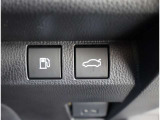 電動式バックドアです。 荷物を持ったままでもボタン一つで自動的に開け閉めできるので便利ですよ。挟み込み防止機能も付いていますのでお子様の手や荷物を挟み込むのを防いでくれますよ