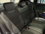 メルセデスのシートは少し硬めになっております。長時間の運転の際、適度な反発があることでお尻や腰の負担を減らす効果が御座います。