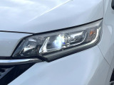 【LEDヘッドライト】悪天候や夜間走行時も良好な視界を確保し安心して運転できる高輝度LEDヘッドライトを装備!点灯速度が早く、消費電力も抑えられています。