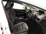 高いホールド性で運転姿勢が安定します。長距離ドライブでも疲れにくいのが魅力です。快適なドライビングライフをお送りください♪