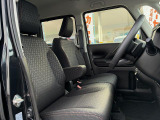 アームレスト付きの運転席は