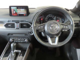 【運転席インテリアデザイン】左右対称のインテリアデザインでドライバーを包み込み運転に集中できるように設計されています。