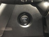 エンジンスタートボタンです。キーが車内にあれば、エンジンの始動・停止はブレーキを踏んでスイッチを押すだけ!キーを取り出す手間を省き、ワンプッシュでエンジンを操作するので簡単でスムーズです。