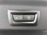 MINIの運転席操作部は、中央に構えるディスプレイが最大の特徴です。航空機を思わせるトグルスイッチなど、直感的で遊び心のあるメカニカルな操作感が、ゴーカートのような走りの高揚感を高めます。