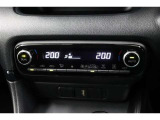運転席と助手席、それぞれ温度調節ができ、オールシーズン快適なオートエアコンとなっております!