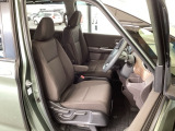 フロント広々、セパレートシートの運転席は、ハイトアジャスターが付いているので、快適にドライブができます。ハンドルはテレスコピック機能で、ハンドル位置を上・下・手前・奥に調節できます。
