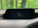 【8.8インチマツダコネクト】車内の雰囲気にマッチした大型のディスプレイ。スマホ接続でのナビ使用やBluetooth再生等、様々な機能が楽しめます。直感的なダイヤル操作が可能で、使い勝手も良好です。