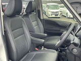 運転席と助手席はウォークスルーで移動できます。