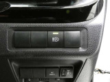 オートマチックハイビーム装備です。先行車や対向車のライトを認識し、ハイビームとロービームを自動で切り替える機能です。夜道の視界を確保します。詳細は販売店スタッフまでおたずねください。