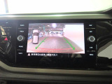 後退時の車両後方を画面に表示。ガイドライン付きで駐車時の安全確認をサポートします。