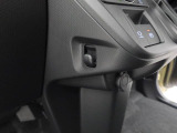 助手席側足元に荷物フックもございます。