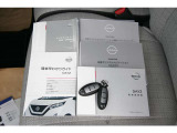 取扱説明書やメンテナンスノートも揃っています。キーはキーフリーリモコンです。