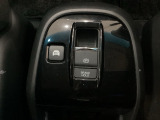 セレクトレバーの下に電子制御パーキングブレーキがあります。スイッチひとつで、停車した地点の傾斜などをシステムが検知・判断してブレーキ力を自動的に最適制御し、しっかり停車できるパーキングシステムです。