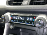 左右独立温度コントロールフルオートエアコンです。運転席、助手席それぞれで独立して温度設定ができます。冷え性の方が乗っても安心ですね♪