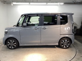 狭い駐車場でも、スライドドアならチャイルドシートへのお子さまの乗降や荷物の積載もスムーズ。とても便利な【両側電動スライドドア】ドアハンドを少し引くだけでリアドアが自動開閉します。