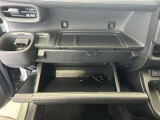 ちょっとしたところは収納ボックスにもなっています。車内はサイズも決まっているので、収納が少ないと思っているアナタ!ご安心ください。さまざまなところに収納が隠れているんです♪