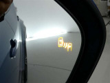 【BSM(ブラインドスポットモニター)】・・・隣の車線を走る車両をレーダーで感知。車両を感知するとドアミラーに搭載されたLEDインジケーターが点灯。