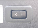 【パワーバックドア】スマートキーや運転席のボタンを押すだけでリアゲートが自動で開閉します!荷物を持っている時や、高い位置にあるバックドアを閉める際に便利な機能です♪