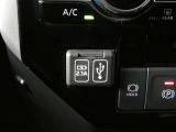充電用USB端子付き。スマートフォンなどの充電に便利です。