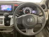 【ハンドル】運転にかかわる様々な操作を安全に行えるように視点移動が少なく操作性に配慮されたスイッチ類が凝縮されたコックピットです。