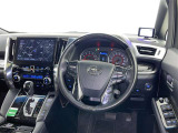 運転席まわりです。 各操作スイッチは使いやすい位置に配置されてます。