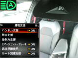 フロントカメラで車線や前方の人や車をモニターして、エマージェンシーブレーキや車線逸脱警報をを作動。ハイビームアシストも装備。